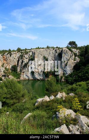 Der Gouffre de l'Oeil Doux im La Clape Massiv in der Nähe von Narbonne, Aude, Occitanie Frankreich Stockfoto