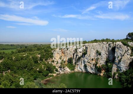 Der Gouffre de l'Oeil Doux im La Clape Massiv in der Nähe von Narbonne, Aude, Occitanie Frankreich Stockfoto