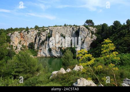 Der Gouffre de l'Oeil Doux im La Clape Massiv in der Nähe von Narbonne, Aude, Occitanie Frankreich Stockfoto