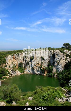 Der Gouffre de l'Oeil Doux im La Clape Massiv in der Nähe von Narbonne, Aude, Occitanie Frankreich Stockfoto