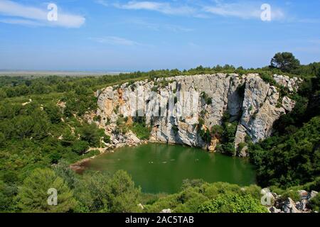 Der Gouffre de l'Oeil Doux im La Clape Massiv in der Nähe von Narbonne, Aude, Occitanie Frankreich Stockfoto