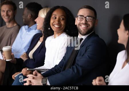Gesund gemischten Rennen Bewerber Kommunikation in der Warteschlange vor dem Interview. Stockfoto