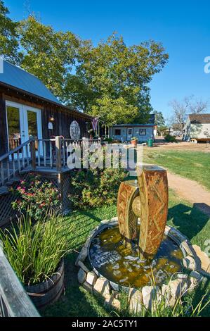 Innerhalb der Kunst und Handwerk Bybee Square Shopping Village in der entfernten Stadt runde Oberseite in Texas, an einem heißen September Nachmittag. Stockfoto