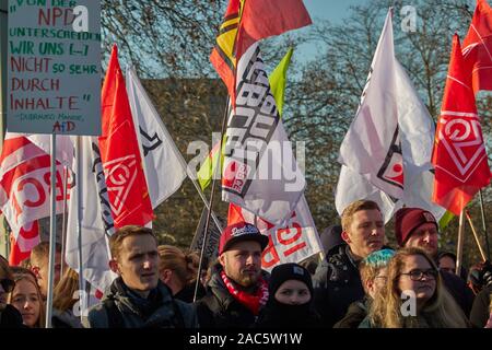 Braunschwig, Deutschland, 30. November, 2019: Fahnen von Demonstranten bei Demonstration gegen Fliegen AFD Parteitag Stockfoto