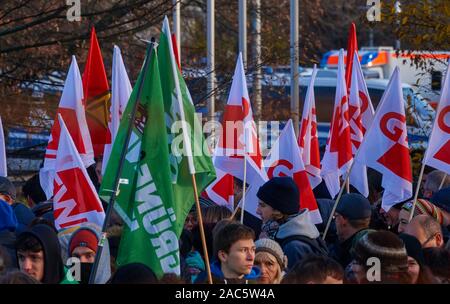 Braunschwig, Deutschland, 30. November, 2019: Fahnen von Demonstranten bei Demonstration gegen Fliegen AFD Parteitag Stockfoto