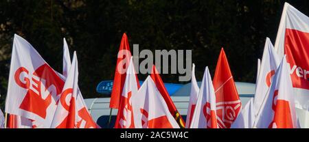 Braunschwig, Deutschland, 30. November, 2019: Fahnen von Demonstranten bei Demonstration gegen Fliegen AFD Parteitag Stockfoto