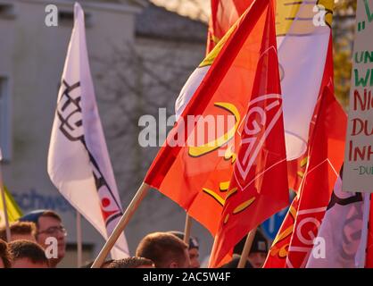 Braunschwig, Deutschland, 30. November, 2019: Fahnen von Demonstranten bei Demonstration gegen Fliegen AFD Parteitag Stockfoto