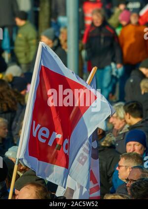 Braunschwig, Deutschland, 30. November, 2019: Die Fahne der deutschen Gewerkschaft verdi winkt für Demonstration gegen AFD Parteitag Stockfoto