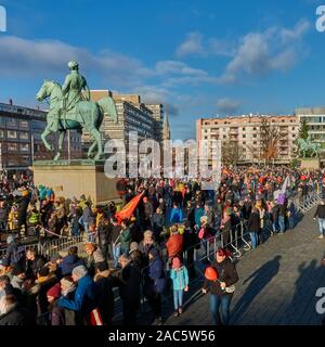 Braunschwig, Deutschland, 30. November, 2019: 20.000 Menschen auf dem Schlossplatz mit dem Pferdesport Statuen gegen die AFD Parteitag zeigen Stockfoto