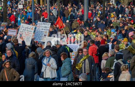 Braunschwig, Deutschland, 30. November, 2019: Aus Protest gegen die Einschreibegebuehr AFD Konferenz mit Selbst-Poster produziert Stockfoto