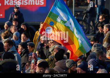 Braunschwig, Deutschland, 30. November, 2019: Regenbogen Flagge als Zeichen der Toleranz und Pluralismus, Schläge bei Demonstration gegen AFD Parteitag Stockfoto