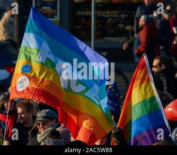 Braunschwig, Deutschland, 30. November, 2019: Regenbogen Flagge als Zeichen der Toleranz und Pluralismus, Schläge bei Demonstration gegen AFD Parteitag Stockfoto