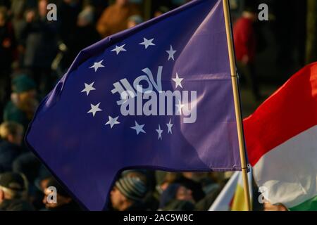 Braunschwig, Deutschland, 30. November, 2019: Flagge der Europäischen Partei Volt, bläst an der Demonstration gegen die AFD Parteitag Stockfoto