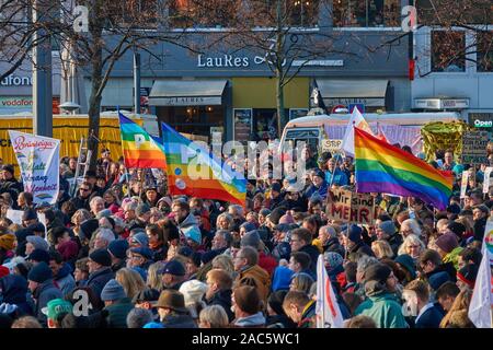 Braunschwig, Deutschland, 30. November, 2019: Demonstranten in der Innenstadt von Braunschweig mit Regenbogen Fahnen auf Sitzung gegen AFD Parteitag Stockfoto