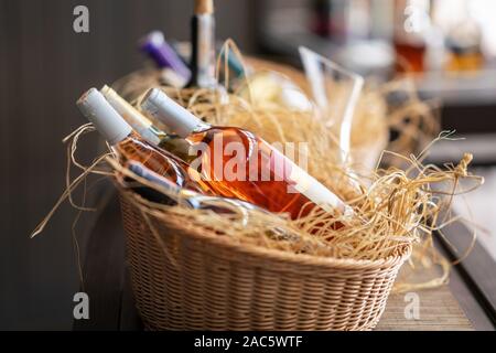 Lecker Wein Flaschen horizontal in einen Picknickkorb. Stockfoto