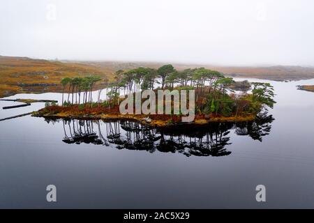 Luftaufnahme von Herbst Reflexion der Twelve Bens im Derryclare Lough von Drone, Connemara, County Galway, Irland Stockfoto