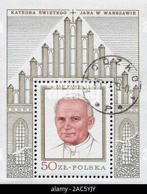 Polen, ca. 1982: Briefmarke in Polen gedruckt zeigt ein Bild von Papst Johannes Paul II., Stockfoto