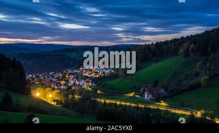 Deutschland, XXL Panorama der wunderschönen Schwarzwald Dorf elzach Häuser und Straßen durch die Nacht im Tal von Nadelbäumen umgeben beleuchtet, Anzeigen Abo Stockfoto