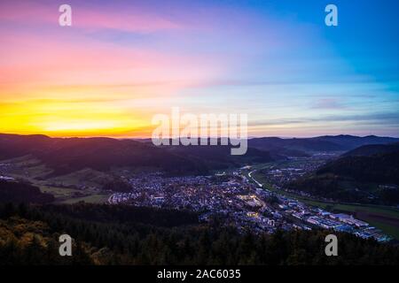 Deutschland, zauberhaften Sonnenuntergang Himmel über Schwarzwald Dorf Haslach im Kinzigtal Häusern, Straßen, Stadtbild bei Nacht beleuchteten, Luftbild von oben wit Stockfoto