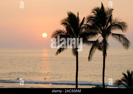 Die Menschen genießen das Meer und den Sonnenuntergang am Hapuna Beach, Insel Hawai'i (Big Island). Stockfoto