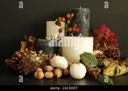Ein Herbst noch Leben mit Kerzen und im Herbst Früchte Stockfoto