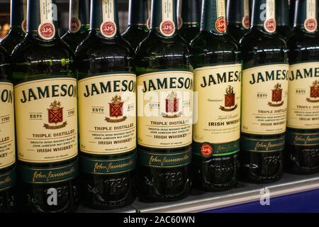 Tjumen, Russia-November 05, 2019: Jameson Irish Whiskey. Jameson ist bei Weitem die beste verkaufen Irish Whiskey. In den Regalen der SB-Warenhaus metro Cas Stockfoto