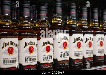 Tjumen, Russia-November 05, 2019: Jim Beam, einer der meistverkauften Marken von Bourbon in der Welt, von Strahl Inc. hergestellt wird Stockfoto