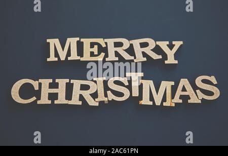 Frohe Weihnachten Hintergrund mit Holz Buchstaben zeigen auf dunkelblauem Hintergrund. rustikale Dekoration für Winterurlaub wallpaper Design Stockfoto