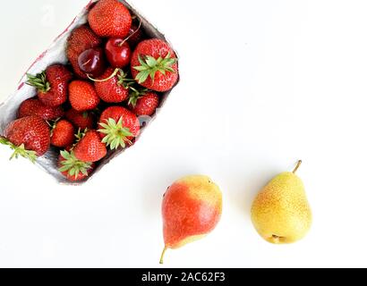 Frucht: isoliert, Birnen und Erdbeeren in weißer Hintergrund und Platz für Text. Stockfoto