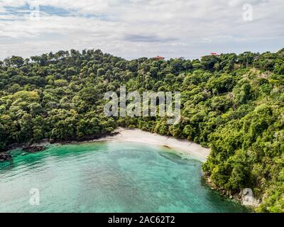 Luftaufnahme von tropischen Biesanz Strand und die Küste in der Nähe der Nationalpark Manuel Antonio, Costa Rica. Stockfoto