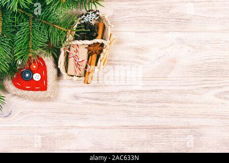 Festliche Geschenk Safe mit Herz, Stern große, Korb, Zimt und Schneeflocke auf Holz- Hintergrund. Weihnachtsgeschenke mit kopieren. Getönt. Stockfoto