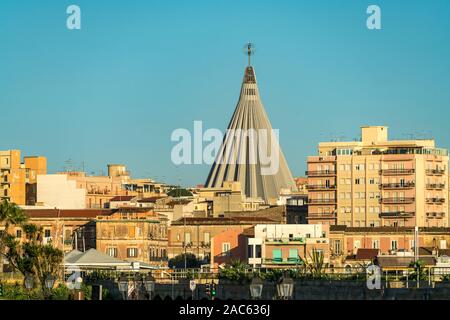 Stadtansicht mit der Wallfahrtskirche Santuario della Madonna delle Lacrime, Syrakus, Sizilien, Italien, Europa | Stadtbild mit Wallfahrtskirche S Stockfoto