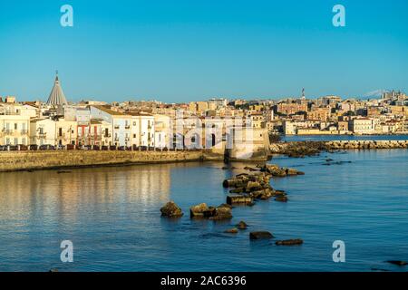 Stadtansicht mit Insel Ortigia und der Wallfahrtskirche Santuario della Madonna delle Lacrime, Syrakus, Sizilien, Italien, Europa | Stadtbild mit O Stockfoto