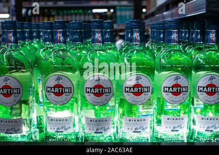 Tjumen, Russia-November 05, 2019: martini bianco Wermut Flaschen Reihe im Regal eines Supermarktes stand im SB-Warenhausgeschäft metro Stockfoto