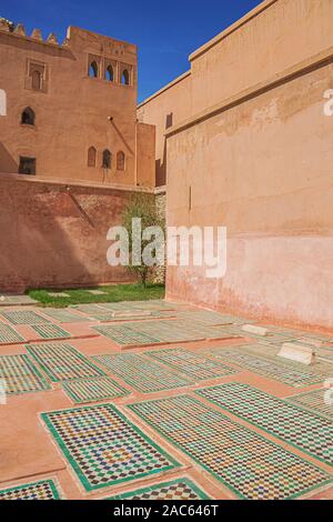 Editorial: Marrakesch, Marokko, 3. Oktober 2019 - Der Garten und die Wände um den Saadischen Gräbern ein Mausoleum in Marrakesch Stockfoto