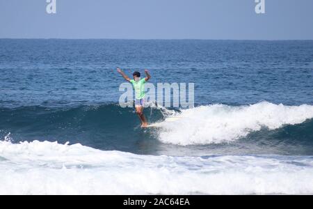 San Fernando, Philippinen. 30 Nov, 2019. Jay-R Esquivel von philippinischen Surfen Team am letzten Tag von trocken laufen in Vorbereitung auf das Meer Spiele 2019 surfen Konkurrenz an Monaliza, Point Break, La Union. (Foto von Mary Grace Catin/Pacific Press) Quelle: Pacific Press Agency/Alamy leben Nachrichten Stockfoto