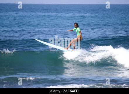 San Fernando, Philippinen. 30 Nov, 2019. Ikit Agudo der Philippinischen Surfen Team am letzten Tag von trocken laufen in Vorbereitung auf das Meer Spiele 2019 surfen Konkurrenz an Monaliza, Point Break, La Union. (Foto von Mary Grace Catin/Pacific Press) Quelle: Pacific Press Agency/Alamy leben Nachrichten Stockfoto