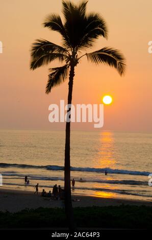 Die Menschen genießen das Meer und den Sonnenuntergang am Hapuna Beach, Insel Hawai'i (Big Island). Stockfoto