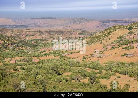 Zoom auf die Vorberge und die Ebene nördlich des Atlas Gebirges von der Straße 9 von Marrakesch nach Ouarzazate. Stockfoto