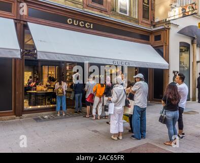 Käufer queuing außerhalb Gucci Shop, Kohlmarkt, Wien, Österreich Stockfoto