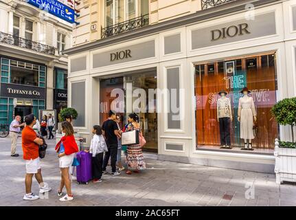 Käufer queuing außerhalb Dior Shop, Kohlmarkt, Wien, Österreich Stockfoto