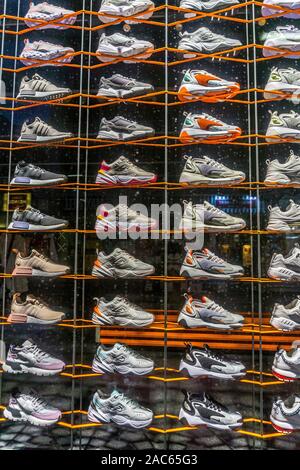 Wien Schaufenster Anzeige von Nike Trainer Stockfoto