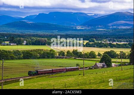 Strathspey Railway Heritage Zug gezogen von Tank Dampfmaschine Braeriach kommt bei Broomhill Station südlich von Grantown auf Spey Stockfoto