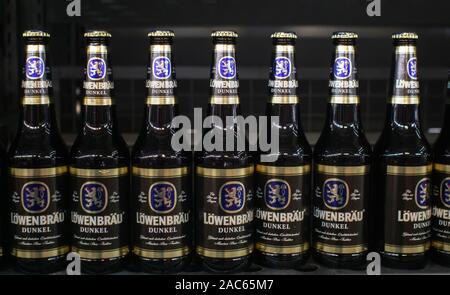 Tjumen, Russia-November 05, 2019: Löwenbräu tragen Schlacht dunkles, schwarzes Bier, in den Regalen der SB-Warenhaus Metro Cash und Carry Stockfoto