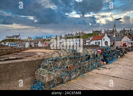 Fanggeräte auf Pier und umgebauten Fischerhäusern im Hafen von Findochty im Nordosten Schottlands Grafschaft Moray Stockfoto