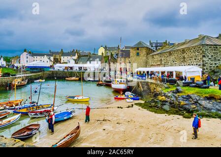 Hafen in Portsoy Aberdeenshire Schottland Großbritannien mit Gebäuden und Piers während Hafen Portsoy Aberdeenshire Schottland im Jahr 2012 Stockfoto