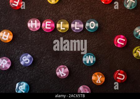Hallo Formulierung mit Multi Color Buchstaben Perlen gebildet Stockfoto