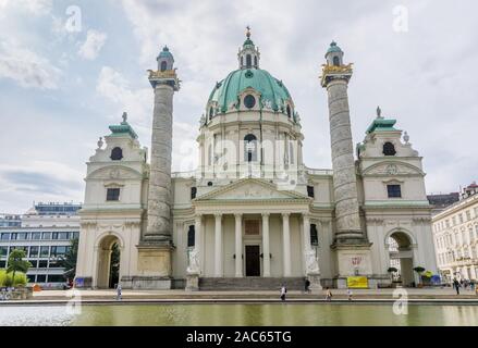 Kirche des hl. Karl Borromäus, (Karlskirche), Karlsplatz Wien, Österreich, Europa, Stockfoto