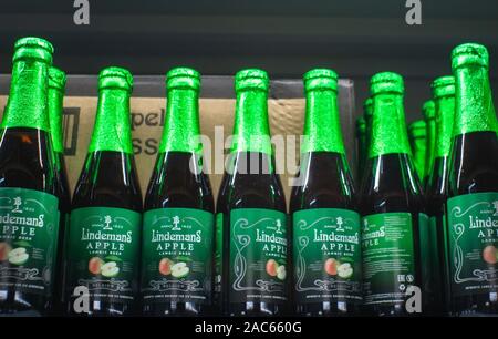 Tjumen, Russia-November 05, 2019: lindemans Apfel Flasche belgischen Lindemans Geuze Lambic Obst Bier. Stockfoto