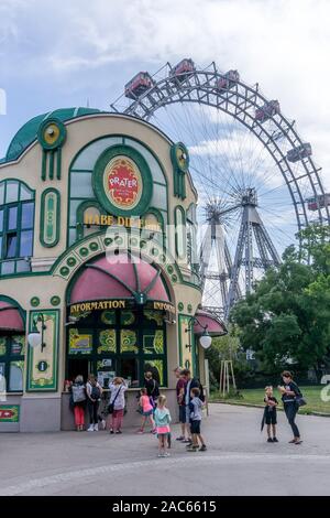 Wien, Prater. Eingang zum Prater in Richtung Riesenrad, Wien, Österreich, Europa suchen Stockfoto